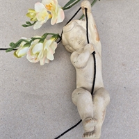 noegen-pigefigur-kravlende-paa-snor-gammel-skulptur